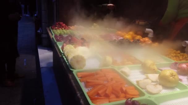Stanbul Stiklal Caddesi Ndeki Bir Dükkanda Üzüm Armut Havuç Portakal — Stok video