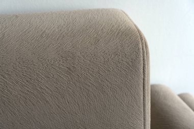 Kadife kaplı gri kanepe. Yakın çekim.