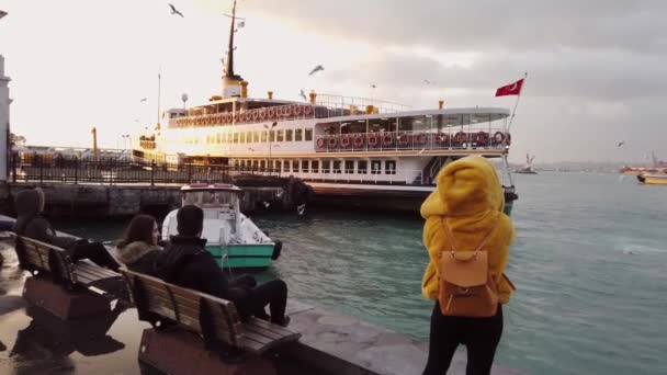 Istanbul Tyrkiet Januar 2020 Unge Tyrkere Ser Færge Ved Kysten – Stock-video