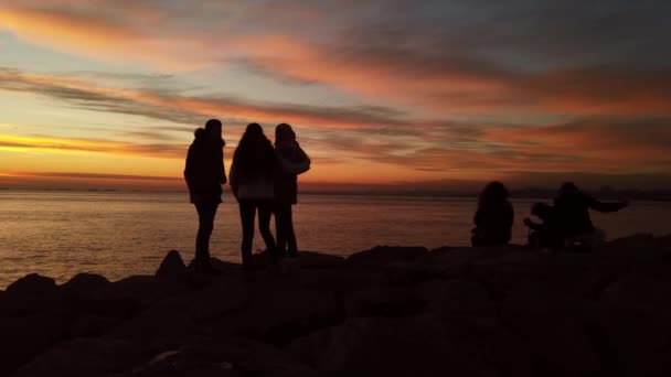 Siluet Kaum Muda Pada Waktu Matahari Terbenam Kadikoy Istanbul Sebuah — Stok Video