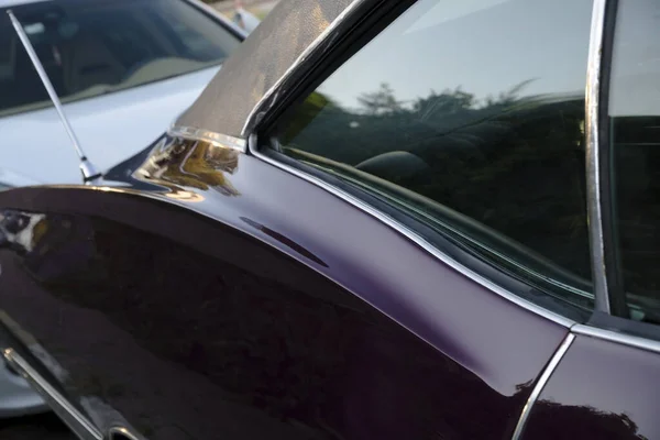 Tylne okno i krzywe drzwi szczegóły fioletowy klasyczny amerykański samochód — Zdjęcie stockowe