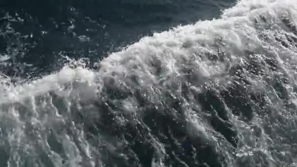 Powolny Widok Ruchu Fali Obok Statku Morzu — Wideo stockowe