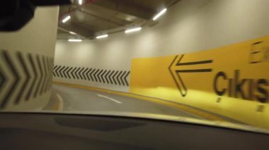 Araba yeraltı otoparkından çıkıyor. Pov Drive.
