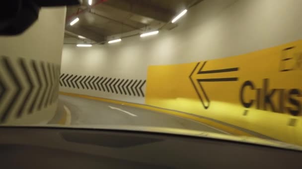 Samochód Wychodzi Przez Garaż Podziemny Pov Drive — Wideo stockowe