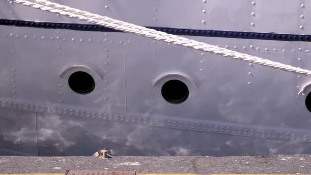 Ventanas Camarotes Ferry Crucero Con Reflejos Del Agua Cámara Lenta — Vídeo de stock