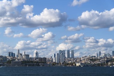 Dolmabahçe Sarayı ve İstanbul Boğazı 'ndaki Bulutlu Modern Gökdelenler