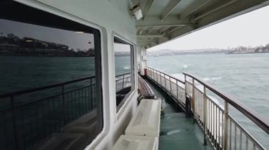 İstanbul 'daki bir feribot penceresinde insanların, Topkapı Sarayı' nın ve Ayasofya 'nın yansımaları gibi birden fazla olay.. 