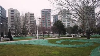 Lale tohumları kuşlara ve başıboş hayvanlara karşı korumak için ağlarla kaplıydı. Goztepe 60. İstanbul 'da Yıl Parkı, Kadıköy.