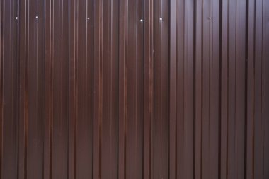 Arkaplan olarak kahverengi çatılı levha