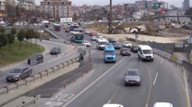 İstanbul Anadolu Bölgesi 'ndeki Göztepe Köprüsü' nün yanındaki E5 yolunda inşaat var. Akarsu yatağında çalışan makineler.