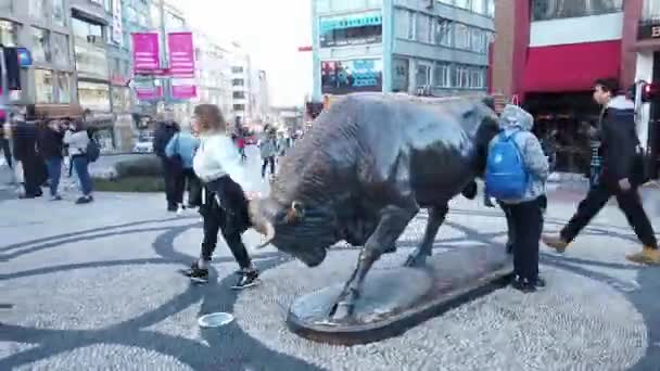 Istanbul Turkey March 2020 Hyper Lapse Walking Famous Bull Statue — Stock Video