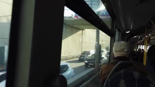 土耳其伊斯坦布尔 2020年3月11日 乘坐大都会巴士的乘客在伊斯坦布尔卡迪科伊佩戴口罩 以保护头颈类动物 — 图库视频影像