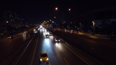 E5 otobanında gece trafiği. İstanbul 'da Fikirtepe ve Unalan Mahallesi ve Gökdelenler. 