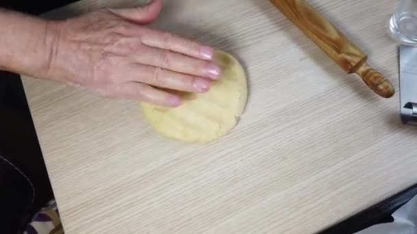 在家做饼干的各个阶段 一个老年人的手在做饼干 — 图库视频影像
