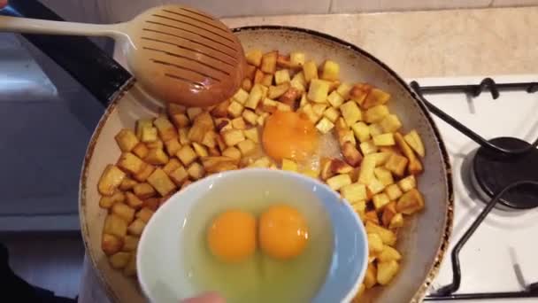 Uma Idosa Está Fazer Ovo Batata Frita Casa Existem Duas — Vídeo de Stock