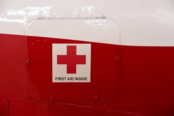 航空機本体上の金属キャビネットドアのタイトル内の応急処置クロスと応急処置 ロイヤリティフリーのストック画像