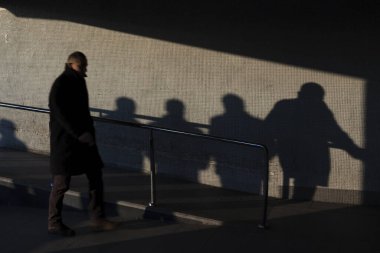 İstanbul, Türkiye - 12 Mart 2011: İstanbul 'da yürüyen insan ve insanların gölgeleri