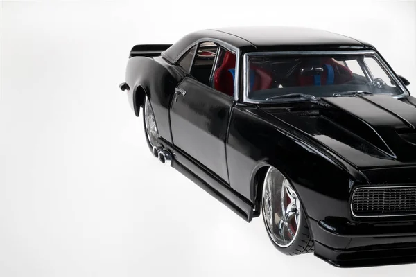 Модифицированный Черный Американский Автомобиль Изолирован Белом — стоковое фото