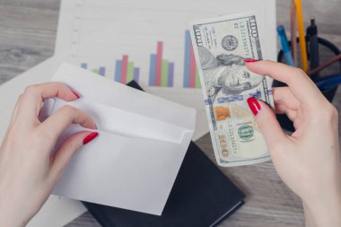 İş yerinde yolsuzluk kavramı. İçine para koyarak kadın eli 