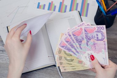 Kadının bir zarfa koyarak Ukraynalı para eller 