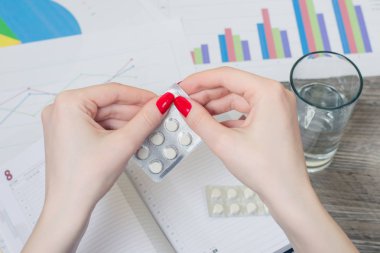 Kadının holding hapları eller. Hasta işçisi kavramı