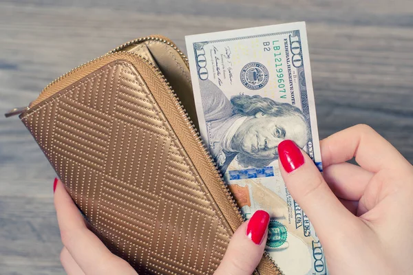 Bohatá žena bere z peněženky peníze — Stock fotografie