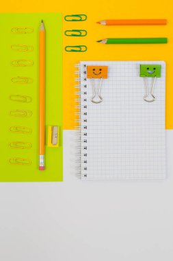 Spiral defter, klipler, kalemler ve p dikey üstten görünüm fotoğrafı