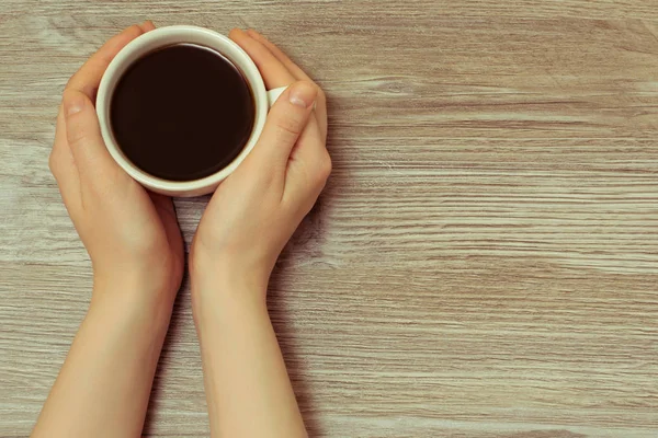 Koncept ranní kávy. Ženské ruce držící šálek horké fres — Stock fotografie
