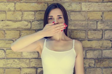 Beyaz t-shirt kapsayan üzgün ve düşünceli kadında genç fikirli 