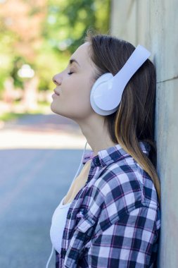 Onun favori mu dinlerken kulaklık genç sevimli Bayan