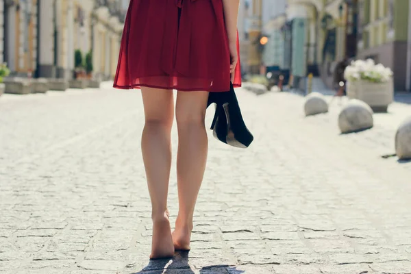 Elegante mujer bonita con zapatos en las manos cansadas debido a wearin — Foto de Stock