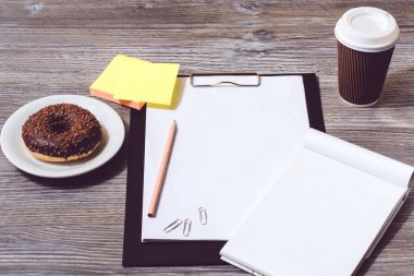 Havai görünümü Office accessorise: pano, lezzetli çörek, pap