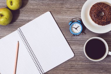 İleti örneği arka planı. Açılan not defteri, çalar saat, plaka ile