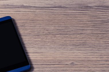 Ahşap arka plan üstünde hareket eden telefon