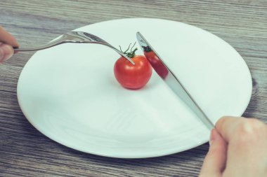 Sıkı diyet kavramı. Kadının elleri küçük ch kesmek