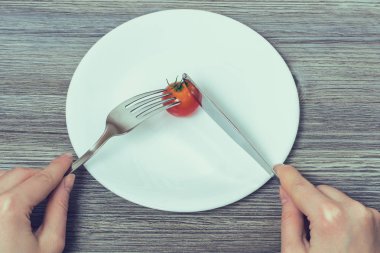 Sıkı diyet kavramı. Kadının elleri küçük kiraz t kesme