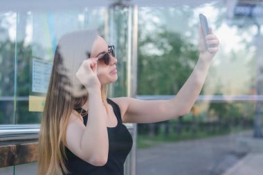 Kavramı kentsel yaşam ve smart teknolojisi. Pretty genç kız wi