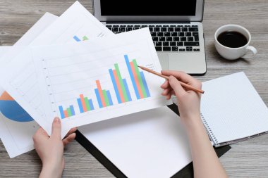 Not defterinde yazılı ve diyagramları tutan eller. Üstten Görünüm, workpl
