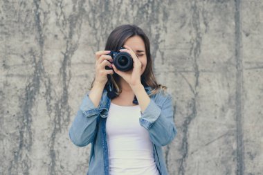 Kadın alarak fotoğraf portre kadar kapatın. O beyaz giyinmiş