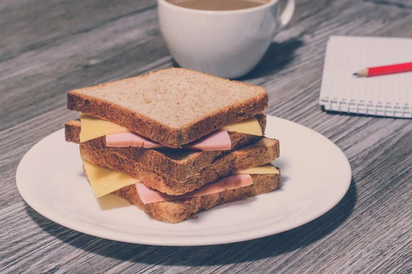 Бизнес Завтрак Вкусный Сэндвич Ветчиной Сыром Чашкой Кофе Блокнотом Карандашом — стоковое фото