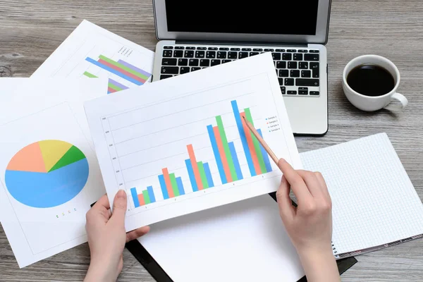 Ofis işyeri kavramı. Satış sonuçlarını holding eller 