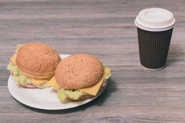Close up photo of tasty fresh two cheeseburgers on a plate and p — Stock Photo, Image