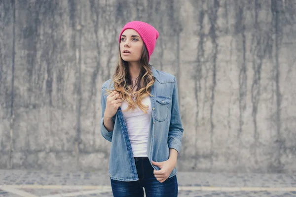 핑크 모자, 캐주얼 의류, 청바지에 웃는 예쁜 hipster 여자 — 스톡 사진