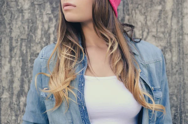 Stijlvolle hipster vrouw met lange haren in jeans kleding en roze — Stockfoto