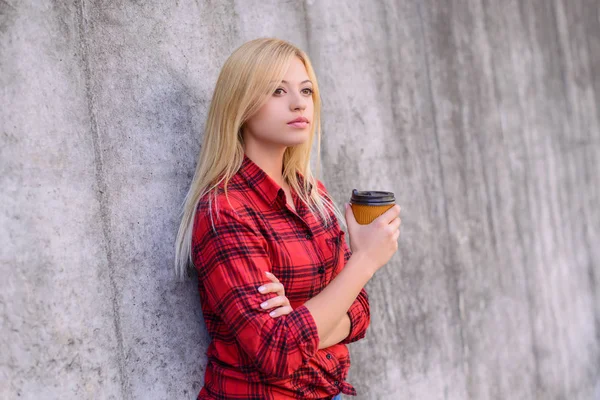 Kahve içme kadın. Arkadaşı için ayakta bekleyen kadın bir