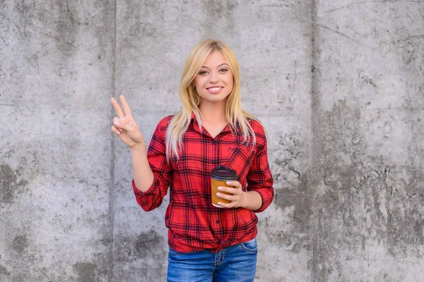 Sonriente mujer feliz con el pelo rubio vestido con ropa casual i — Foto de Stock