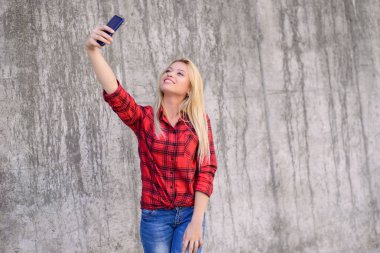 Modern teknoloji modern yaşam kavramı. Mutlu kız el