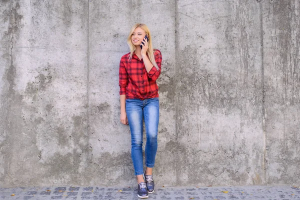 Jovem mulher bonita falando no telefone celular enquanto tendo uma caminhada i — Fotografia de Stock