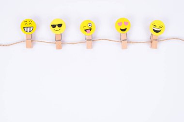 En üstteki yüksek açı, beş güzel gülüşün yakın görüntü fotoğrafı.