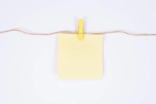 Ένα φύλλο χαρτί με θέση για κείμενο που κρέμεται σε σχοινί αποδίδει — Φωτογραφία Αρχείου